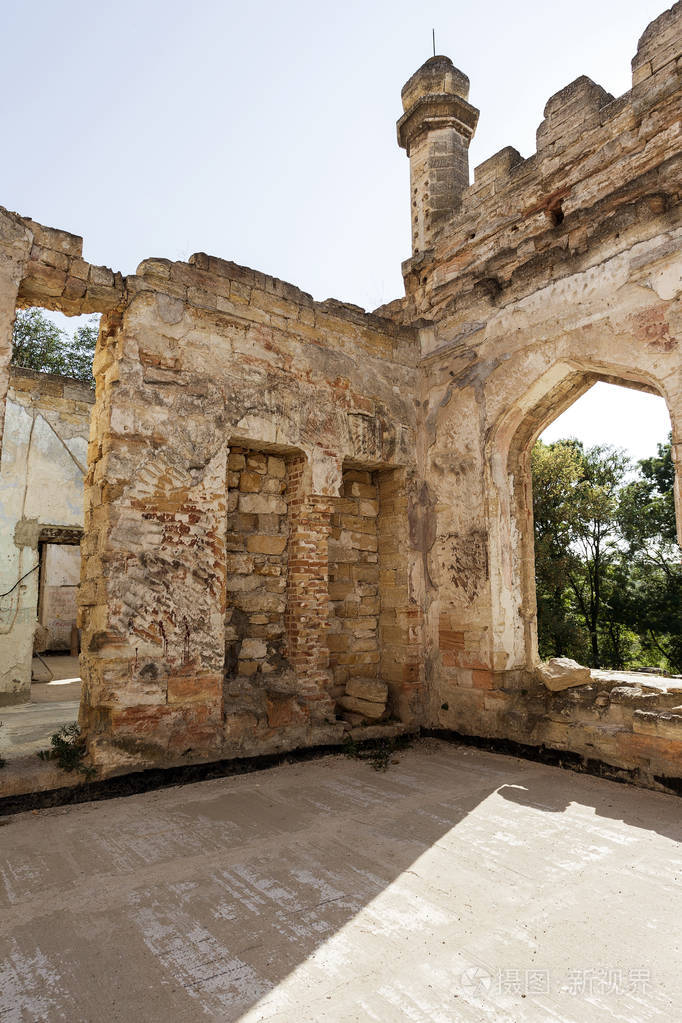 古堡豪宅废弃建筑立面的神秘内部遗址破旧的墙壁走廊上有垃圾和泥浆