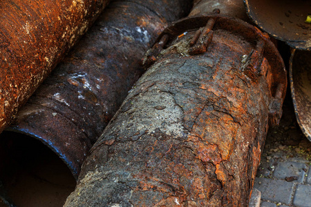 旧大水管的碎片。 经过多年的运行，破坏的金属管道被破坏。 有孔腐蚀的蔬菜钢管。 生锈的金属管。 选择性聚焦