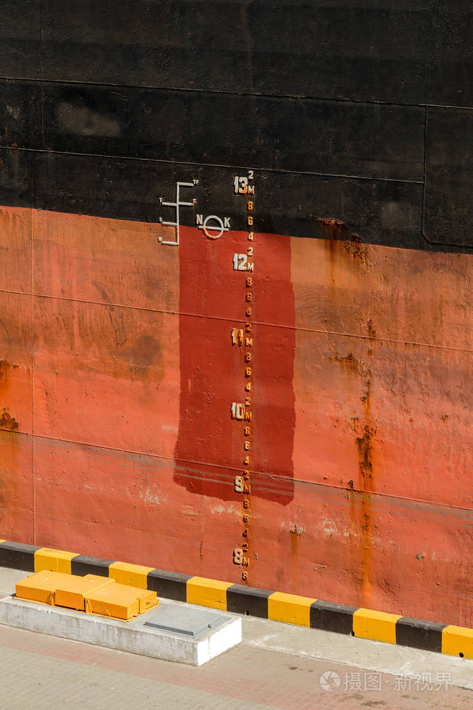 船舶水线上的号码水线标记在干货船上有粗糙的吃水尺船上水线水平的