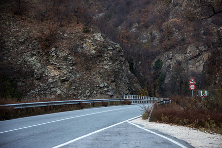 山区山林中的公路。 一条美丽的新沥青公路穿过山区的森林