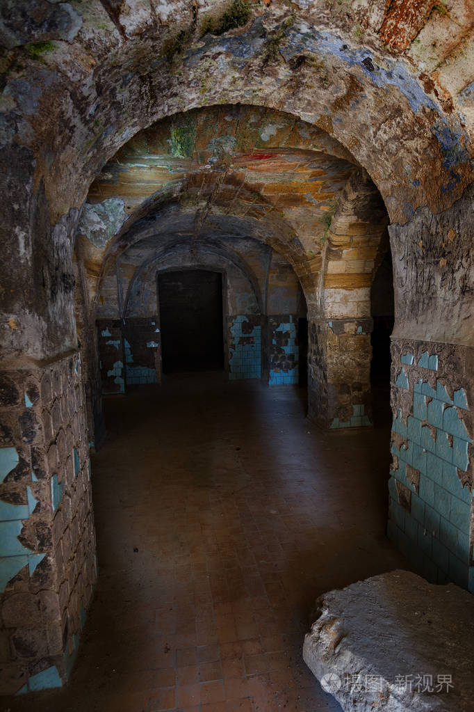 地下酒窖里一条废弃的旧隧道. 地下墓穴的入口. 地牢老石堡垒. 作为进