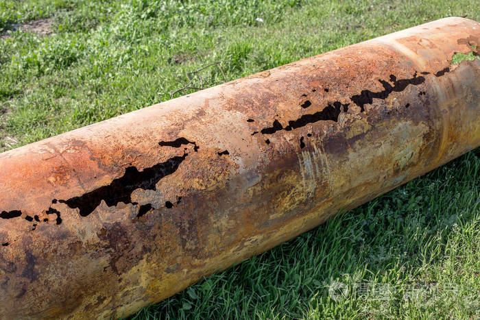 旧大水管的碎片. 经过多年的运行,腐蚀金属管被破坏. 带孔金属腐蚀的