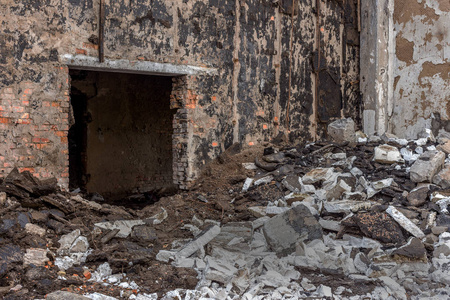 景观与旧工业厂房的废墟。 一个废弃工厂的内部有废墟掠夺和浪费。 乌克兰经济的崩溃。 敖德萨