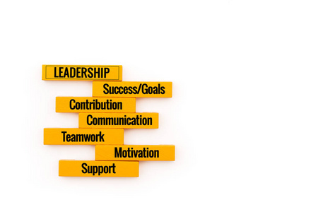 领导业务概念。 白色背景的黄色木块堆叠