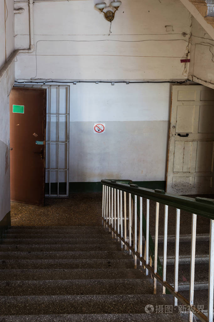 为穷人建造的破房子的可怜的小区内部. 废弃的房子.