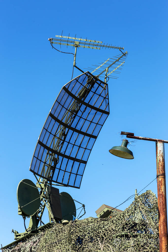 军事雷达天线伪装成作战位置. 卫星天线