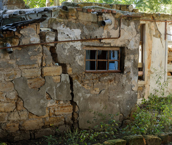 贫困社区的私人废弃房屋倒塌. 房子被毁了. 房子墙上的裂缝.