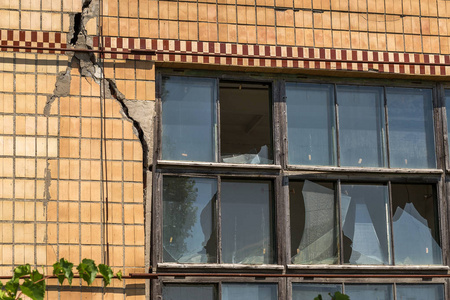 破旧的废弃工厂的旧窗户和破碎的窗户.