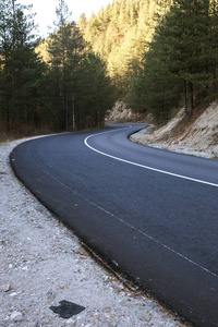 山区山林中的公路。 一条美丽的新沥青公路穿过山区的森林