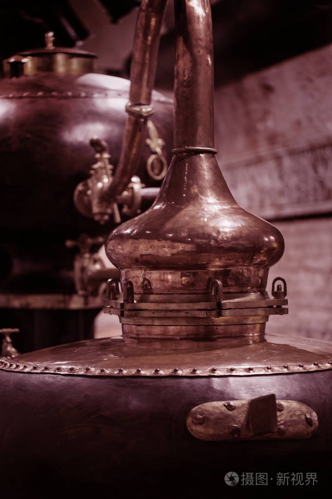 用于酒精生产的铜旧蒸馏器碎片. 酒精的古老传统食品技术