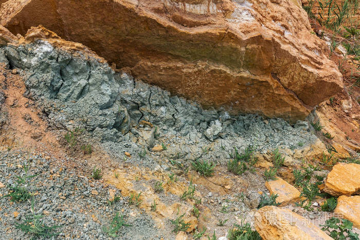 蓝色粘土钻石矿床的标志与钻石金伯利岩管有关. 自然地质财富