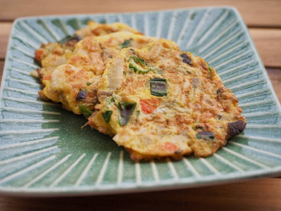 韩国风格的煎饼蔬菜肉丸