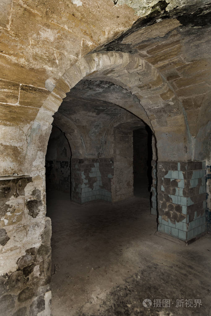 地下酒窖里一条废弃的旧隧道地下墓穴的入口地牢老石