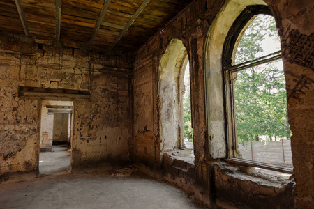 古堡豪宅废弃建筑立面的神秘内部遗址.