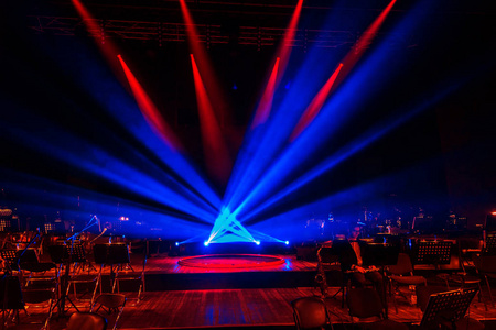 舞台灯光. 节目的背景. 光线在黑暗中. 剧院场景的内部由投影仪照亮.