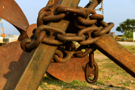 巨大的海锈铁锚作为背景照片