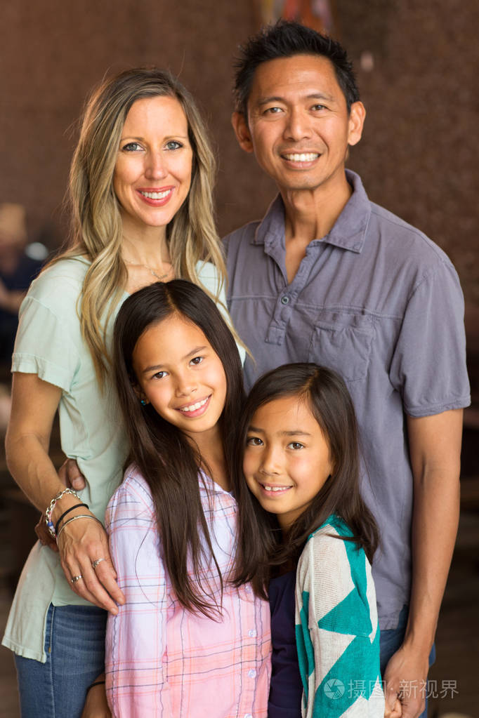 有两个孩子的混血家庭的肖像照片-正版商用图片16evaz-摄图新视界