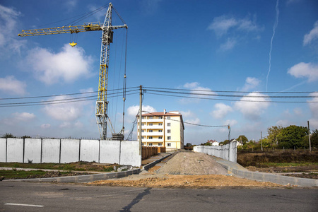 建造一座新的住宅楼。 邻近地区的景观美化。 铺设阿斯法塔的道路准备工作