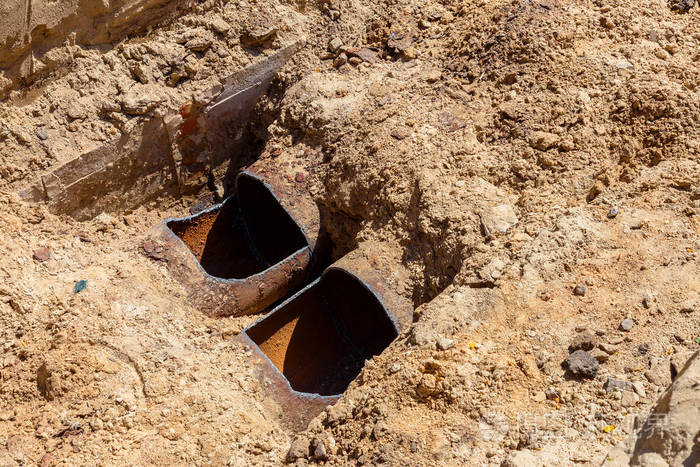 经过多年的运行,破坏的金属管道被破坏. 有孔腐蚀的蔬菜钢管.