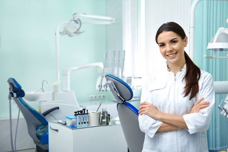 专业牙医与现代诊所的病人合作