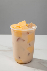 透明玻璃杯中的奶茶布丁照片