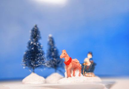 冬天有马和玩具雪橇的场景