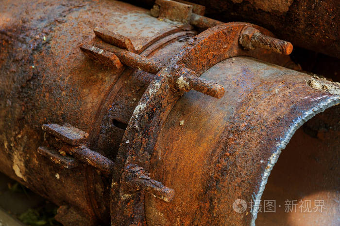 有孔腐蚀的蔬菜钢管. 生锈的金属管. 选择性聚焦