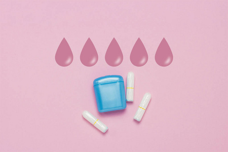 女性卫生卫生卫生棉和盒子的运输和储存在粉红色的背景。 月经期间女性卫生的概念。 增加滴痕吸收水平。 五滴。 平躺式顶部视图