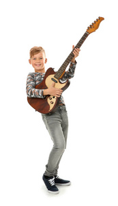 小男孩在彩色背景下弹吉他的肖像