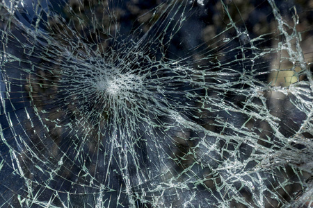 强盗打碎了玻璃. 废弃的被洗劫的汽车和破碎的窗户. 汽车犯罪照片