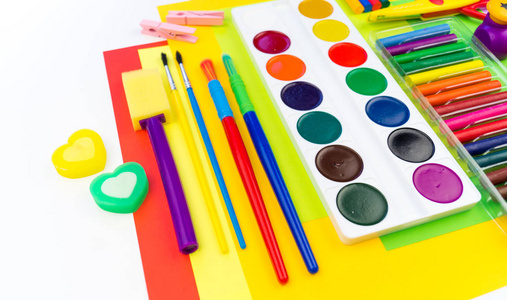 学校配件是以彩虹的形式布置的。 白色背景。 快乐地回到学校学生。 儿童艺术和手工艺。 孩子学习彩虹颜色，字母表，字母和数字。