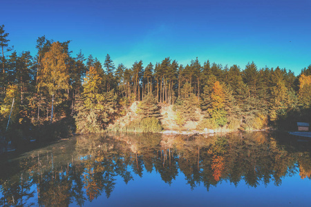 秋天森林中美丽湖泊的鸟瞰图