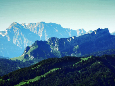 瑞士高山峰在远处的详细概况