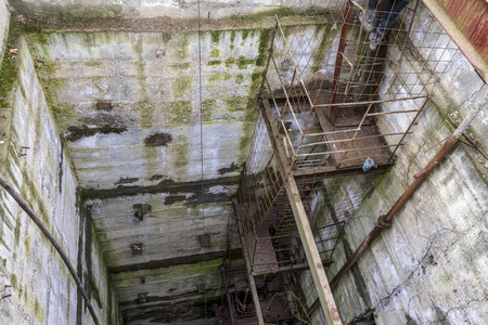 深矿井采用钢筋混凝土人工着陆法进行地下隧道的下降过程. 工程结构.