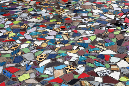 破碎的瓷砖作为疯狂的背景铺路创意地板.
