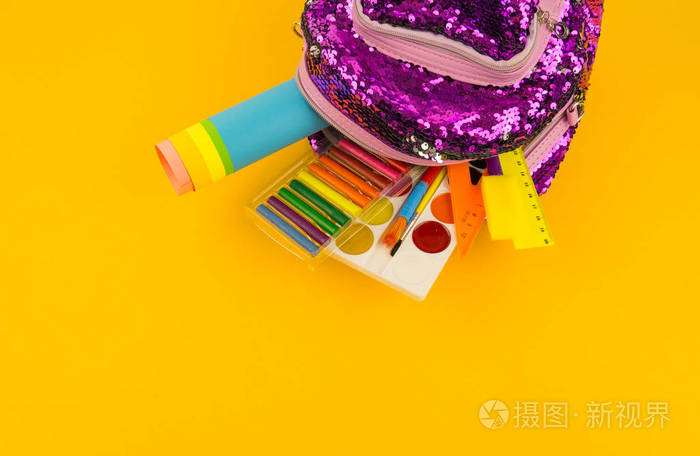文具物品紫色女孩公文包与亮片发光回学校去彩虹的颜色幼儿园的创造力