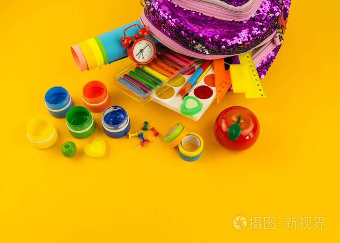 文具物品紫色女孩公文包与亮片发光回学校去彩虹的颜色幼儿园的创造力