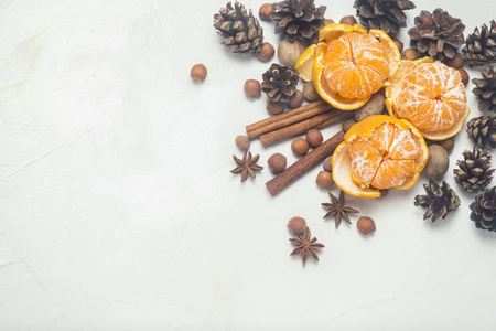 橘子坚果香料肉桂锥在白色的石头背景。 圣诞节的概念新年考虑葡萄酒寒假。 平躺式顶部视图