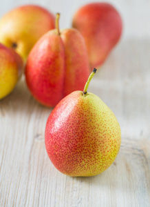 木制表面上美丽的成熟梨