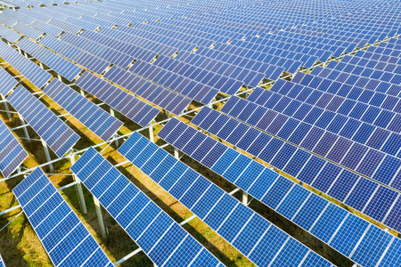 光伏电站太阳能电池板的鸟瞰图，清洁能源背景
