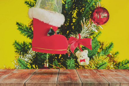 木制步行和红色圣诞靴与礼物的颜色背景。