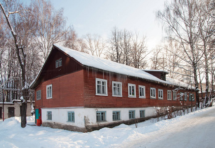 旧的棕色大木楼，冬季，俄罗斯
