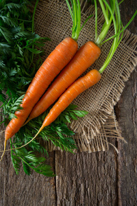 木制表面的新鲜胡萝卜胡萝卜 emoji 表情图释表达式.