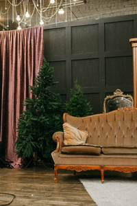 室内有沙发和紫色窗帘的圣诞树图片