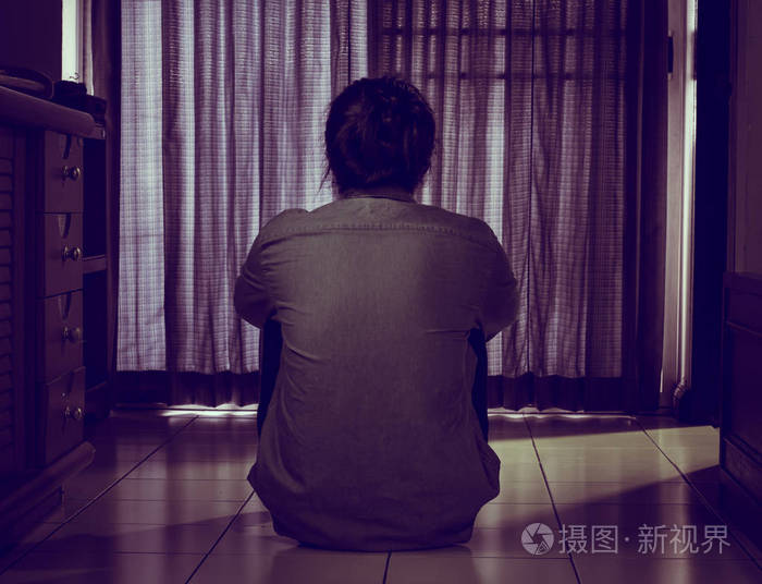 孤独的女人和男人独自在空荡荡的房间里