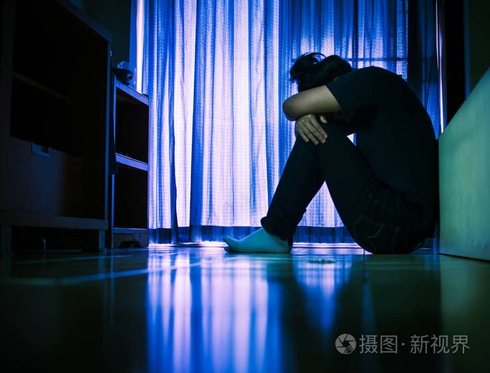 孤独的女人和男人独自在空荡荡的房间里