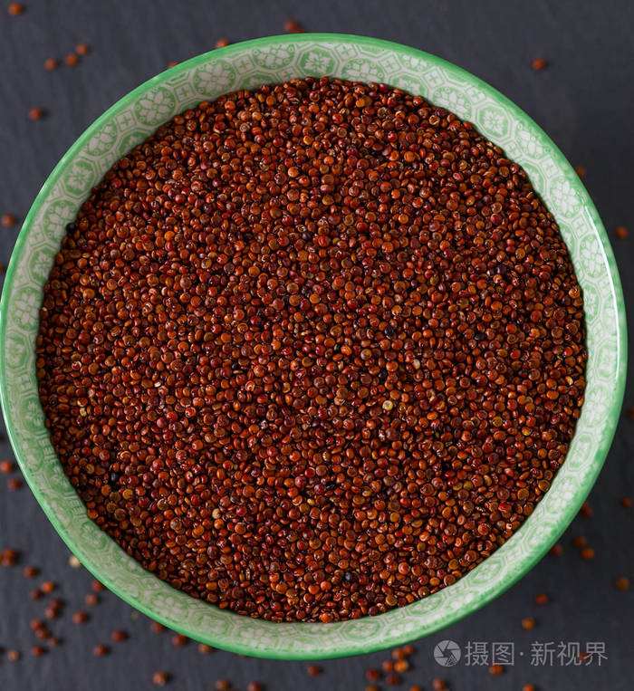 深色背景下有机红藜麦种子的俯视图