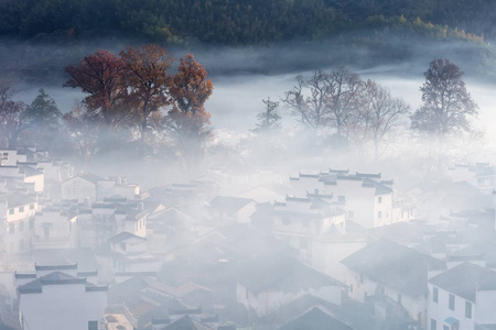 中国最美丽的乡村五原市石城村深秋景观中的薄雾和烟雾