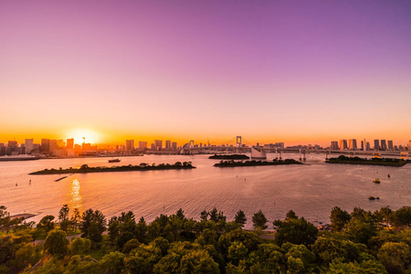 日本夕阳西下,用彩虹桥建造东京城市的美丽建筑照片