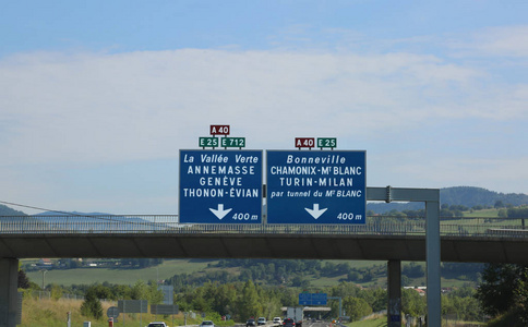 法国公路标志，指法国高速公路上与意大利接壤的勃朗峰隧道